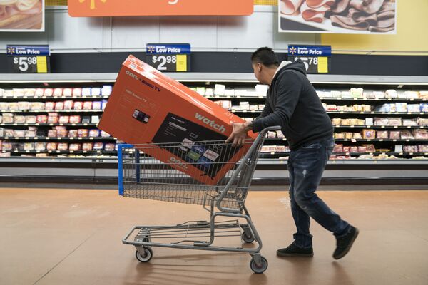 Người đàn ông với chiếc TV trong xe đẩy được bán khuyến mãi ở Walmart, Hoa Kỳ - Sputnik Việt Nam