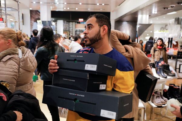 Nhân viên «Macy's» mang hộp tới cho người mua sắm trong Thứ Sáu Đen ở New York - Sputnik Việt Nam