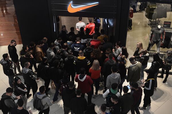 Người mua hàng ở lối vào Cửa hàng đồ thể thao Nike vào ngày Thứ Sáu Đen, Thessaloniki, Hy Lạp - Sputnik Việt Nam