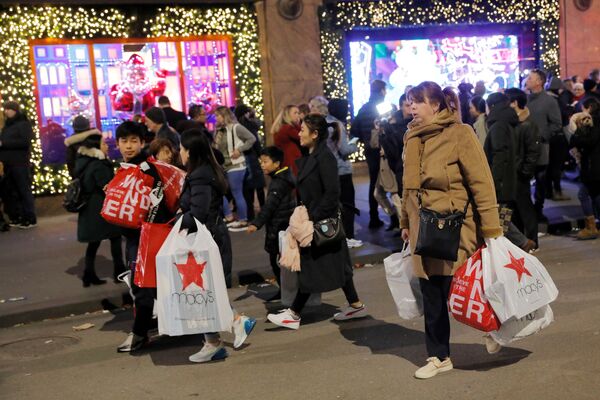 Những người mua hàng cùng với túi xách từ cửa hàng bách hóa «Macy's» vào Thứ Sáu Đen, Manhattan, New York, Hoa Kỳ - Sputnik Việt Nam