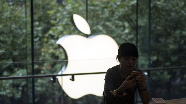 Một khách hàng Trung Quốc thiết lập iPhone 7 mới của cô ấy trong buổi khai trương mở bán tại một cửa hàng Apple ở Thượng Hải - Sputnik Việt Nam