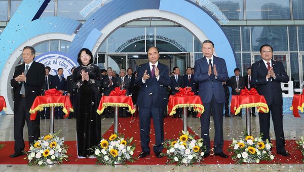 Thủ tướng Nguyễn Xuân Phúc và các đại biểu cắt bang khai mạc triển lãm. - Sputnik Việt Nam