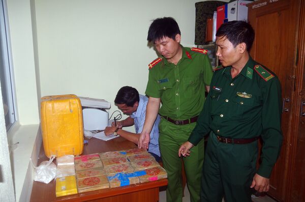 Hơn 20 bánh heroin in chữ Trung Quốc trôi dạt vào bờ biển Quảng Nam Hơn 20 bánh heroin in chữ Trung Quốc trôi dạt vào bờ biển Quảng Nam - Sputnik Việt Nam