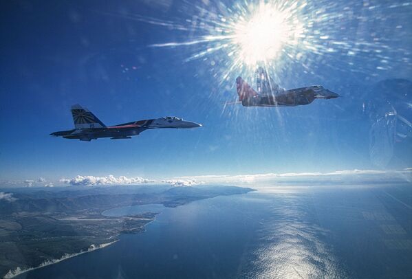 Cặp máy bay MiG-29 và Su-27 của đội thuật lái Cánh én và Hiệp sĩ Nga trên Biển Đen. Chụp bằng máy ảnh phim - Sputnik Việt Nam