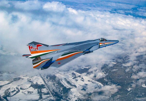 Máy bay ném bom chiến đấu MiG-27M với cánh gấp - Sputnik Việt Nam