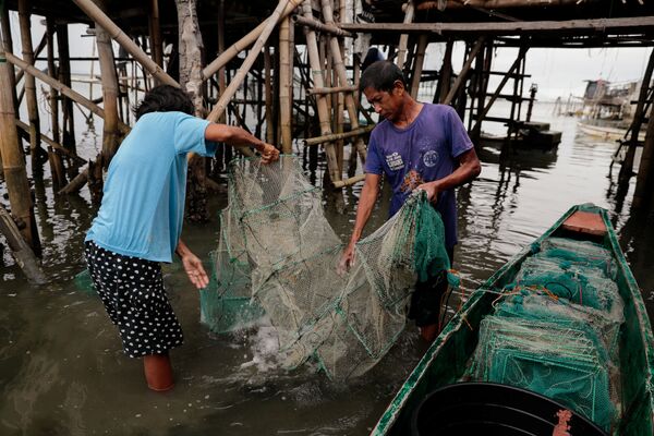 Ngư dân tháo lưới trong ngôi làng bị ngập ở Philippines - Sputnik Việt Nam