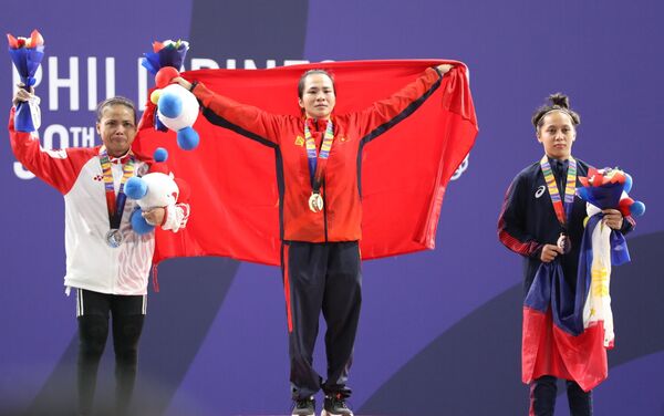Vương Thị Huyền nhận Huy chương vàng nội dung cử tạ 45kg nữ. - Sputnik Việt Nam