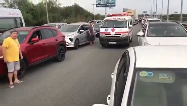Hàng trăm ô tô nhường đường xe cứu thương trên cao tốc Long Thành - Sputnik Việt Nam