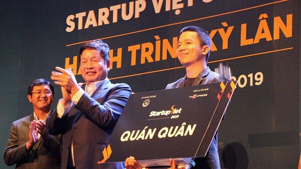 Cảnh Phan đại diện đội ngũ sáng lập, vận hành Viec.Co nhận giải quán quân Startup Việt 2019 - Sputnik Việt Nam