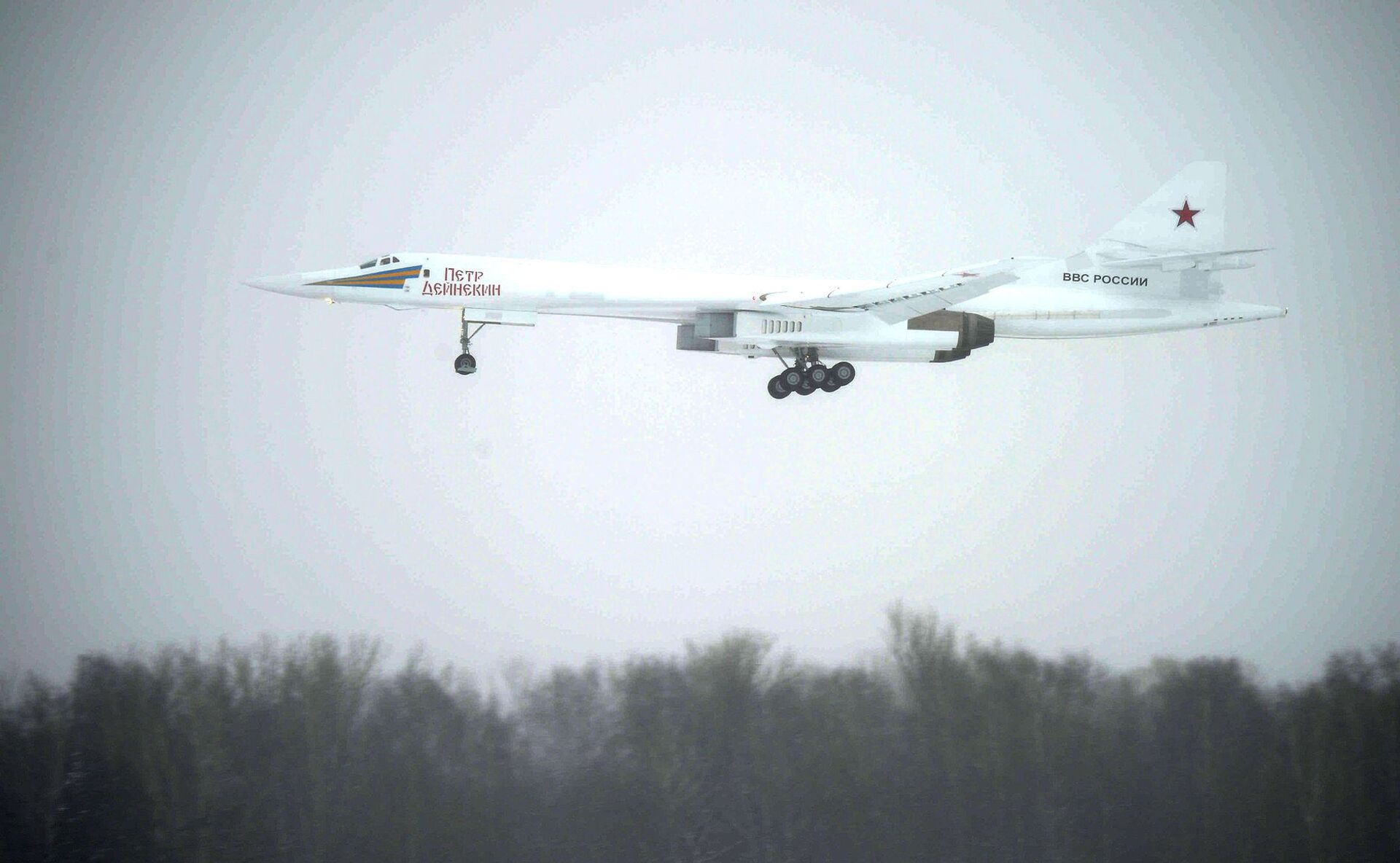 Chuyến bay trình diễn máy bay ném bom chiến lược siêu thanh mới Tu-160M Peter Deinekin - Sputnik Việt Nam, 1920, 22.12.2021