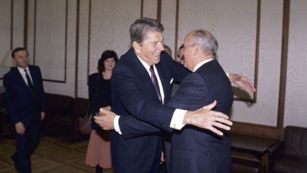 Mikhail Gorbachev và Ronald Reagan tại một cuộc họp ở Điện Kremlin - Sputnik Việt Nam