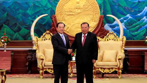 Tổng Bí thư, Chủ tịch nước Lào Bounnhang Vorachith tiếp thân mật ông Đào Việt Trung. - Sputnik Việt Nam