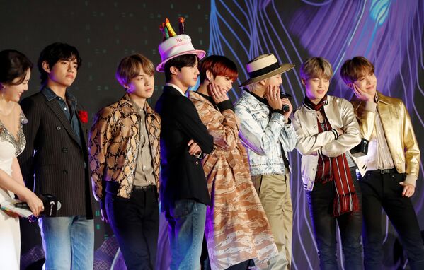 Nhóm BTS Hàn Quốc tại lễ trao giải âm nhạc châu Á MAMA 2019 tại Nhật Bản - Sputnik Việt Nam