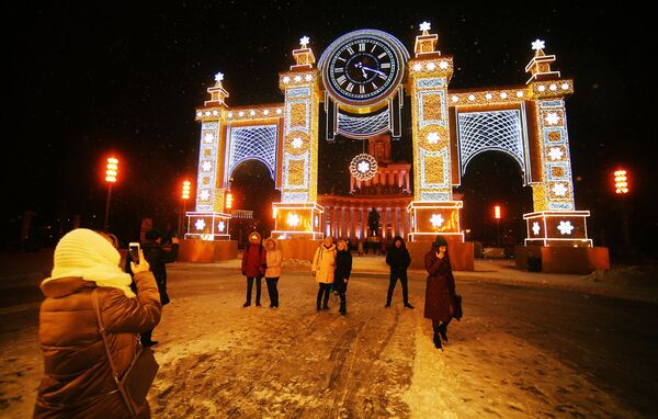 Khách tham quan VDNKh chụp ảnh bên cạnh đồng hồ “Giờ Giáng sinh” tại Gian chính - Sputnik Việt Nam