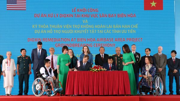 Lễ ký thoả thuận về khoản tài trợ 65 triệu USD giữa USAID và NACCET nhằm thực hiện các hoạt động cung cấp hỗ trợ trực tiếp cho người khuyết tật nặng tại 8 tỉnh ưu tiên trong 5 năm. Ảnh: Sỹ Tuyên - TTXVN - Sputnik Việt Nam