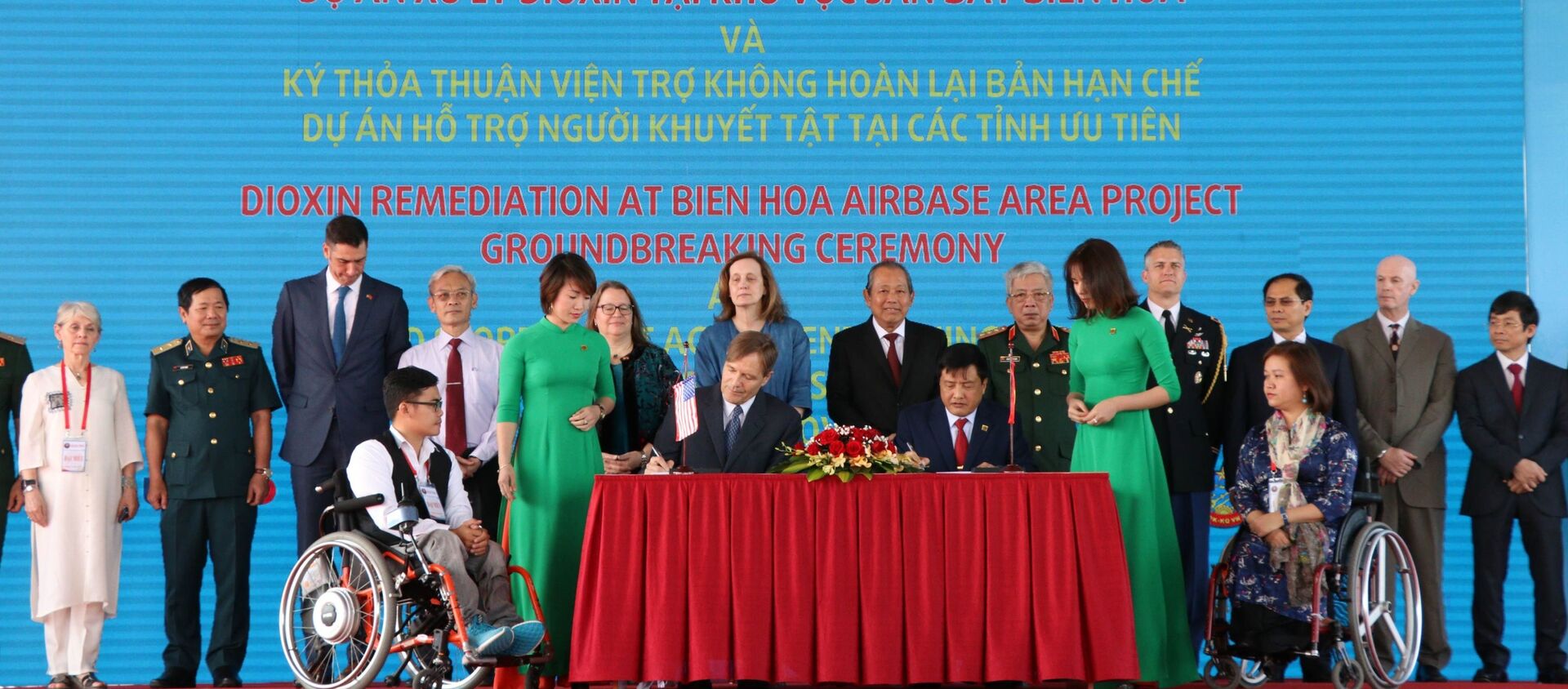 Lễ ký thoả thuận về khoản tài trợ 65 triệu USD giữa USAID và NACCET nhằm thực hiện các hoạt động cung cấp hỗ trợ trực tiếp cho người khuyết tật nặng tại 8 tỉnh ưu tiên trong 5 năm. Ảnh: Sỹ Tuyên - TTXVN - Sputnik Việt Nam, 1920, 05.12.2019