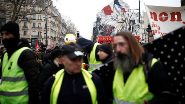 Những người tham gia phong trào áo vàng tại một cuộc biểu tình chống cải cách lương hưu ở Paris. Ngày 5 tháng 12 năm 2019 - Sputnik Việt Nam