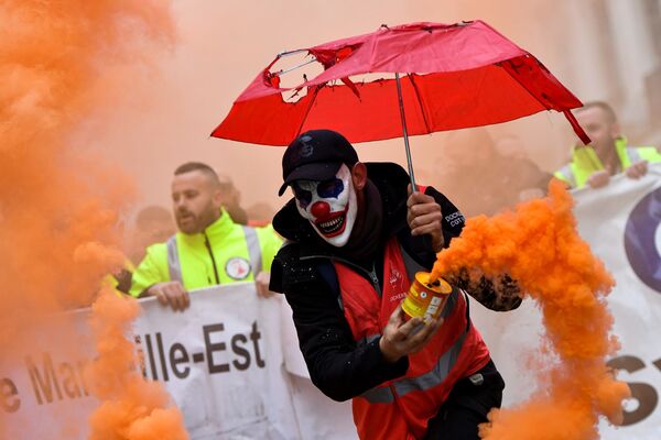 Người đàn ông đeo mặt nạ “chú hề” chống khói trong một cuộc biểu tình ở Marseille, Pháp - Sputnik Việt Nam