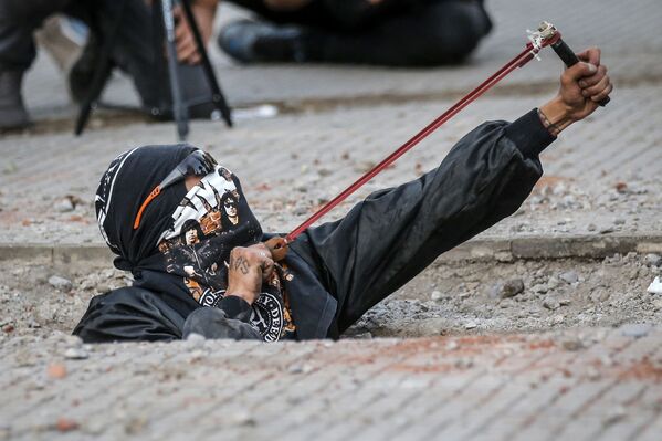 Người theo chủ nghĩa nữ quyền với súng cao su để phản đối bạo lực và gia trưởng ở Santiago, Chile - Sputnik Việt Nam
