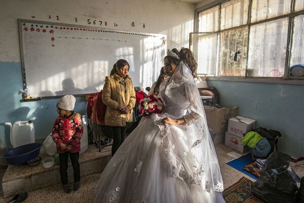 Nữ cư dân tị nạn trong ngày cưới tại trường học được chuyển đổi thành nhà ở tạm thời ở thành phố Al-Hasaka ở Syria - Sputnik Việt Nam