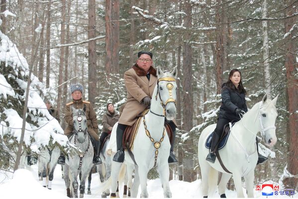 Nhà lãnh đạo CHDCND Triều Tiên Kim Jong-un và vợ cưỡi ngựa ở vùng núi Paektu - Sputnik Việt Nam