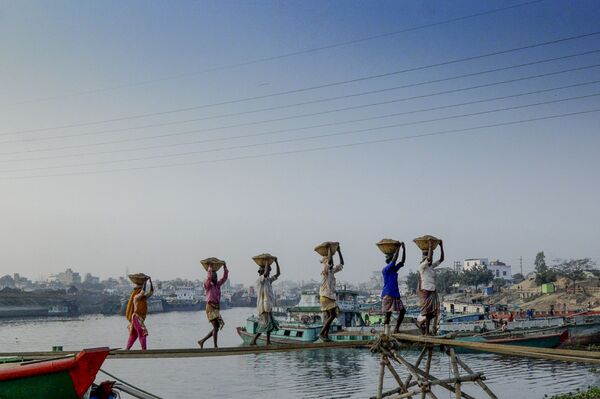 Những người đàn ông đội hàng hóa trong giỏ trên đầu ở Dhaka - Sputnik Việt Nam