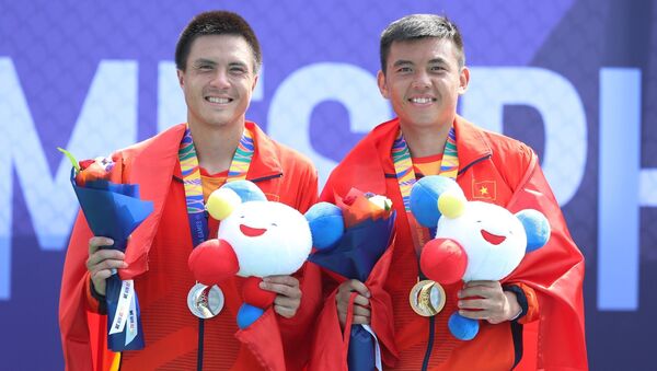 Tay vợt Daniel Cao Nguyễn (trái) và Lý Hoàng Nam (phải) trên bục nhận huy chương - Sputnik Việt Nam