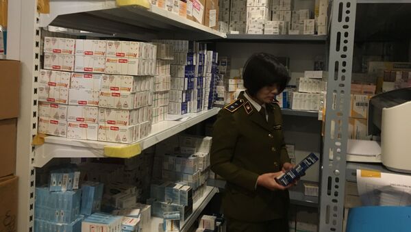Lực lượng QLTT kiểm tra cơ sở kinh doanh thuốc tân dược do ông Lê Văn Tuấn làm chủ. - Sputnik Việt Nam