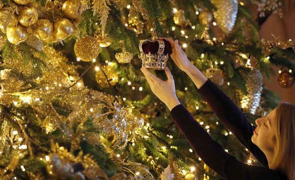 Cây thông Noel trang trí hoàn toàn bằng vàng tại Lâu đài Windsor, năm 2018 - Sputnik Việt Nam