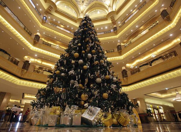 Cây thông Noel trị giá 11 triệu USD trang trí bằng đá quý trong sảnh khách sạn Emirates Palace ở Abu Dhabi, năm 2010 - Sputnik Việt Nam