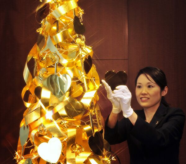 Cây thông vàng Giáng sinh của tập đoàn Tanaka Kikinzoku với giá 1,95 triệu $ tại Tokyo - Sputnik Việt Nam
