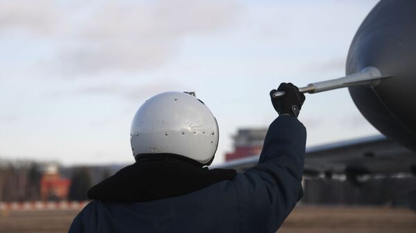 Phi công lái thử nghiệm tại  thao trường của nhà máy hàng không Lukhovitsy - Sputnik Việt Nam
