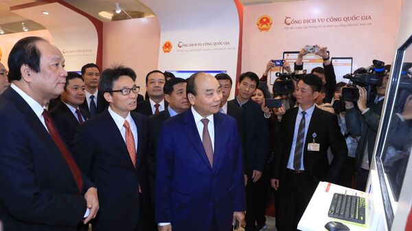 Thủ tướng Nguyễn Xuân Phúc và các đại biểu tham quan Cổng Dịch vụ công Quốc gia - Sputnik Việt Nam