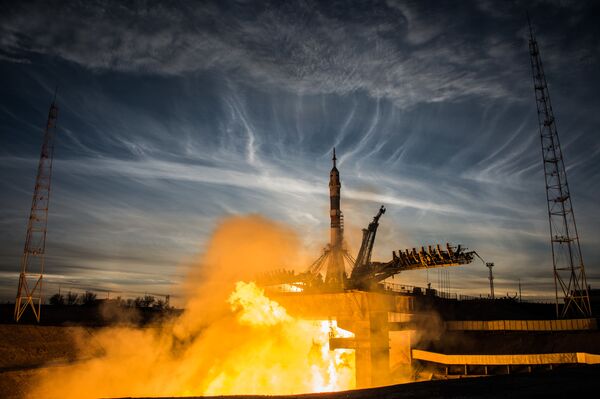 Tên lửa đẩy Soyuz-FG với tàu vũ trụ có người lái Soyuz MS-11 trên bệ phóng từ sân bay vũ trụ Baikonur - Sputnik Việt Nam