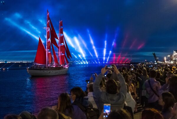 Tàu Rossiya dưới những cánh buồm đỏ tại lễ hội Cánh buồm đỏ thắm ở Saint Petersburg - Sputnik Việt Nam