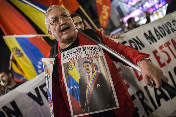 Người tham gia cuộc biểu tình ủng hộ tổng thống hợp pháp của Venezuela Nicolas Maduro ở Madrid - Sputnik Việt Nam
