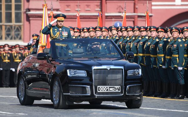 Bộ trưởng Quốc phòng Nga Sergei Shoigu trong chiếc xe Aurus Senat tổng duyệt diễu binh  trên Quảng trường Đỏ nhân dịp lễ kỷ niệm 74 năm Chiến thắng trong Chiến tranh Vệ quốc Vĩ đại - Sputnik Việt Nam