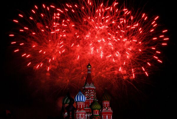 Pháo hoa chào mừng tại lễ khai mạc Liên hoan âm nhạc quân sự quốc tế lần thứ XII Tháp Spasskaya trên Quảng trường Đỏ ở Moskva - Sputnik Việt Nam