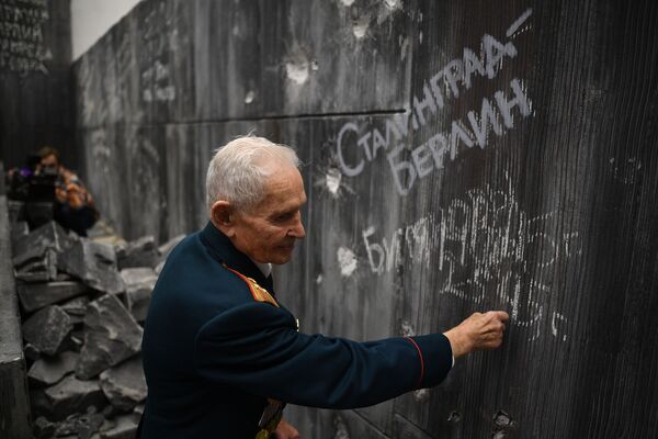 Cựu chiến binh Chiến tranh Vệ quốc vĩ đại ông Rostislav Bityanov ký tên trên bức tường Reichstag trong bức tranh toàn cảnh lịch sử và nghệ thuật Trận chiến vì Berlin - Sputnik Việt Nam