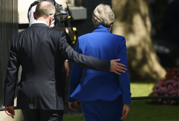 Cựu Thủ tướng Theresa May rời khỏi dinh thự trên đường Downing 10 sau khi từ chức - Sputnik Việt Nam