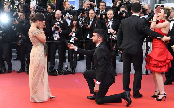 Người đàn ông quỳ gối trên thảm đỏ cầu hôn cô gái tại Liên hoan phim quốc tế Cannes lần thứ 72  - Sputnik Việt Nam