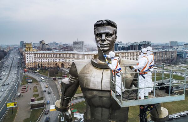 Công nhân môi trường rửa tượng đài phi hành gia Yuri Gagarin ở Moskva - Sputnik Việt Nam