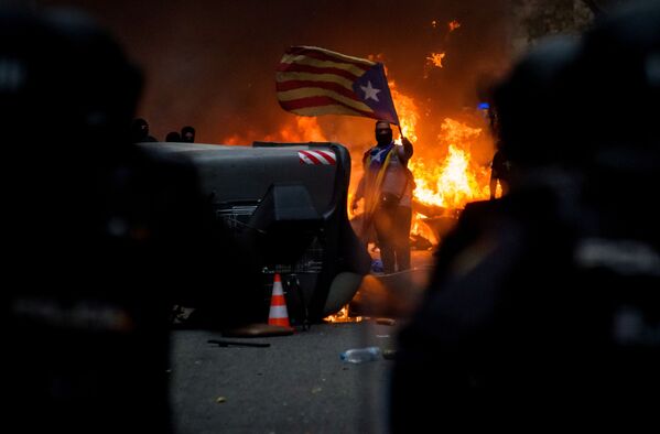 Người tham gia biểu tình trên đường phố ở Barcelona - Sputnik Việt Nam