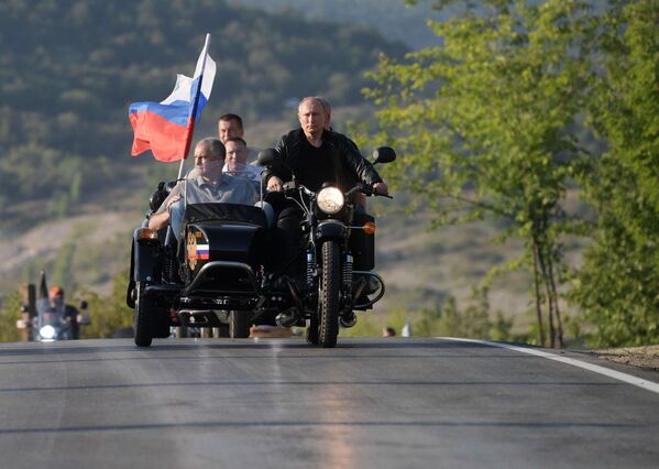 Tổng thống Nga Vladimir Putin lái xe máy “Ural” - Sputnik Việt Nam