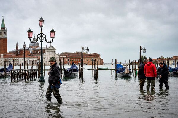 Người qua đường trên phố trong trận lụt ở Venice  - Sputnik Việt Nam
