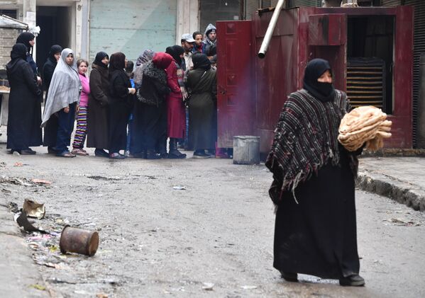 Người dân địa phương xếp hàng mua bánh mì trên đường phố ở Aleppo, Syria - Sputnik Việt Nam