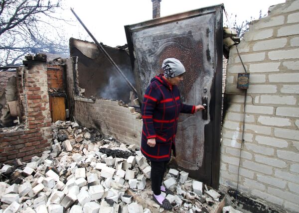 Ngôi nhà ở ngoại ô Donetsk, bị cháy vì đạn pháo bắn trúng - Sputnik Việt Nam