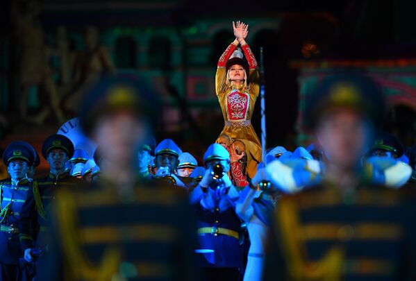 Dàn quân nhạc và đại đội bảo vệ danh dự của Vệ binh Quốc gia Cộng hòa Kazakhstan biểu diễn tại lễ bế mạc lễ hội “Tháp Spasskaya” trên Quảng trường Đỏ ở Moskva - Sputnik Việt Nam