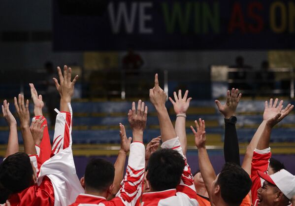 Vận động viên Indonesia sau khi giành chiến thắng trong cuộc thi cầu lông nam tại Đại hội thể thao Đông Nam Á - Sputnik Việt Nam