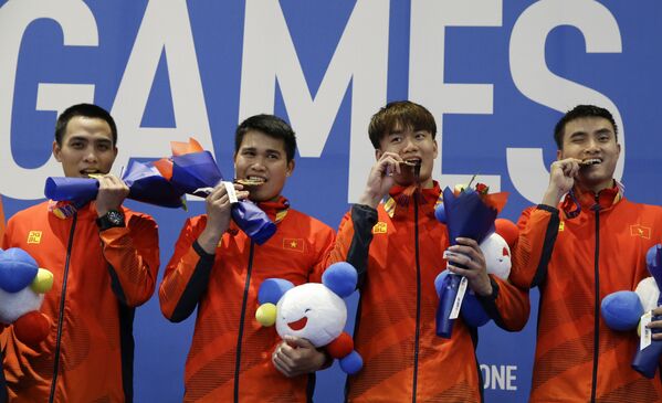 Đội đấu kiếm Việt Nam với huy chương vàng tại SEA Games 30 - Sputnik Việt Nam